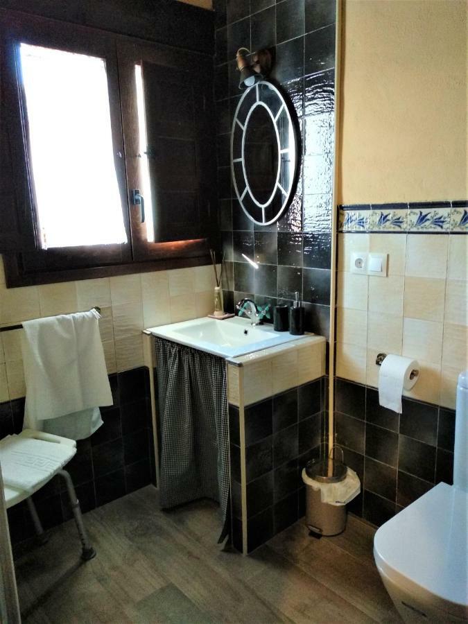 Eco-Lodge En La Reserva Privada Campanarios De Azaba - Proyecto De Conservacion Espeja Exteriör bild